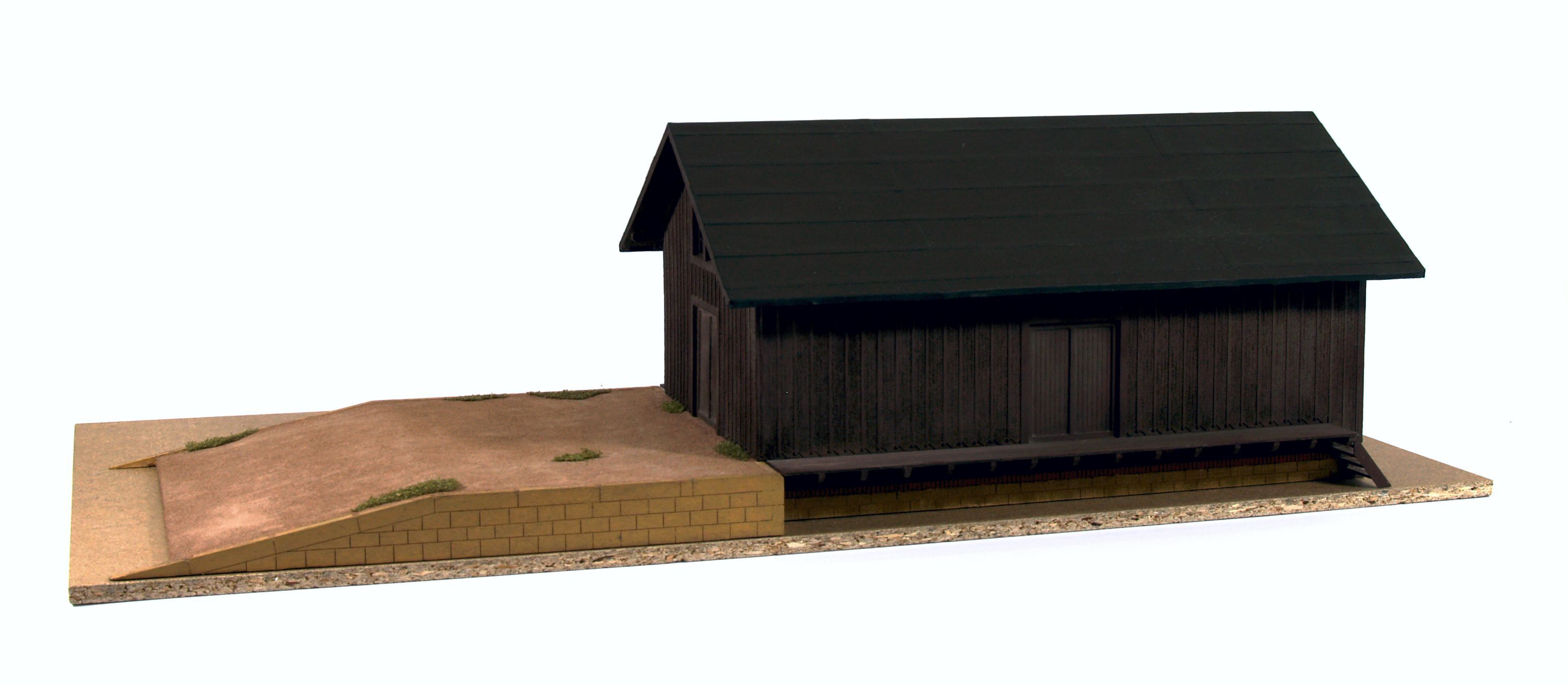 0 060401 Skladiště dřevěné se sypanou rampu PATINA